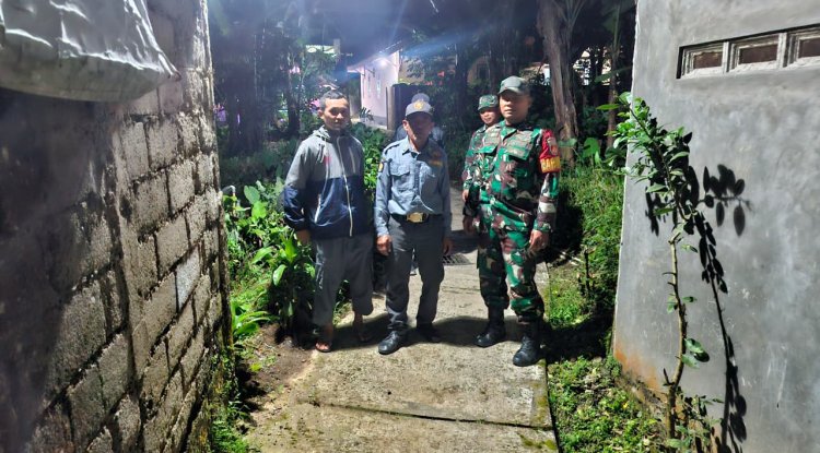 Babinsa Koramil 04/Karangkobar Melaksanakan Patroli Siskamling Bersama Linmas Dan Warga
