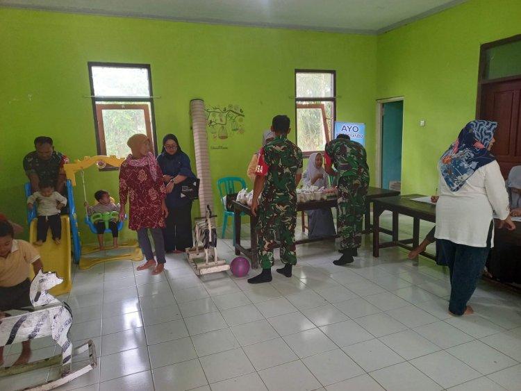 Babinsa Koramil 04/Karangkobar Dampingi Kegiatan Posyandu Balita di Desa Binaan