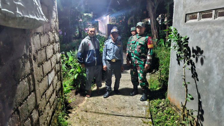 Babinsa Koramil 04/Karangkobar Melaksanakan Patroli Siskamling Bersama Linmas Dan Warga