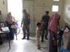 Babinsa Koramil 04/Karangkobar Bantu Bidan Desa Dampingi Giat Posyandu Balita